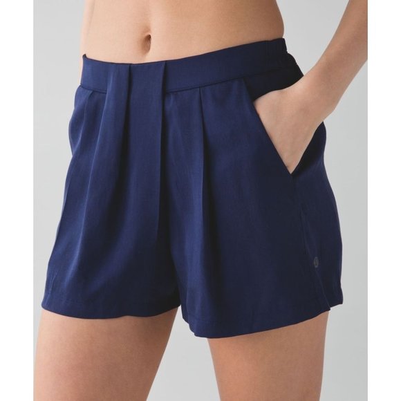 LULULEMON &go Keepsake Short 6 Hero Blue Pleated